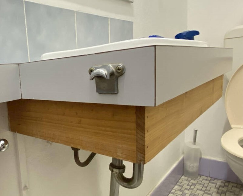 8. Otvarač za boce ispod umivaonika u jednom hotelu