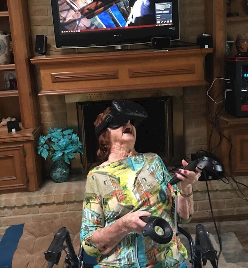 2. Moja je baka u 90-tima otkrila čari VR-a