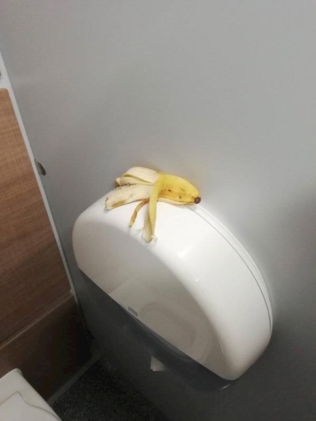 5. Netko je na kutiji za wc papir ostavio koru banane