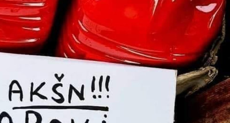 Netko je u jednom dućanu primijetio bizaran natpis namijenjen turistima, fotka je hit u regiji