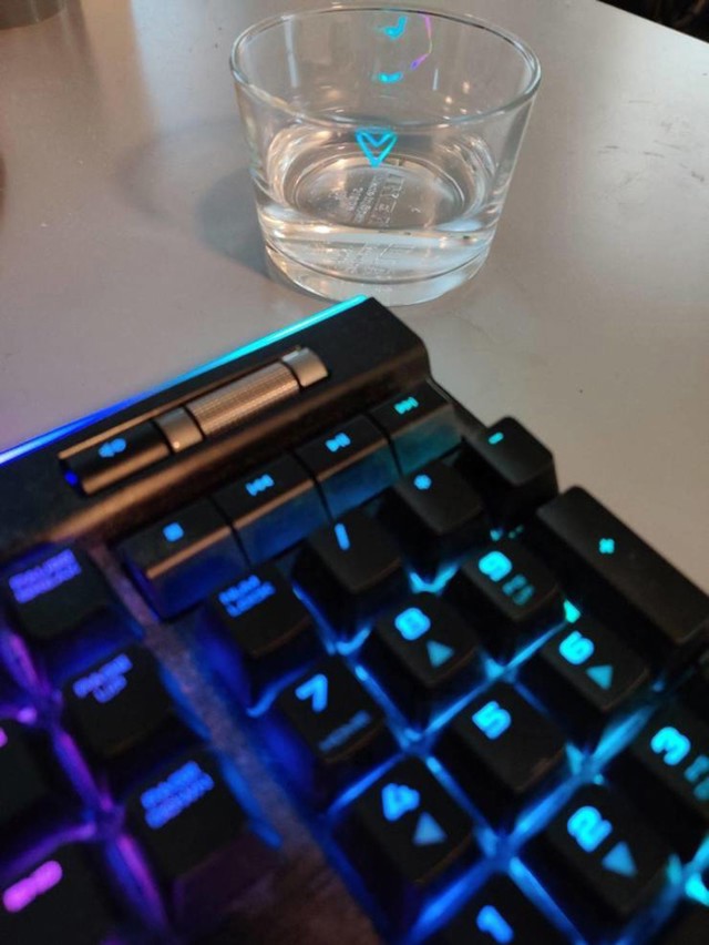 15. Refleksija tipkovnice stvorila je srce u čaši