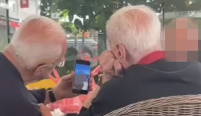 Gost kafića morao je snimiti čime su se zabavljali djedice za stolom do njega, video je teški hit