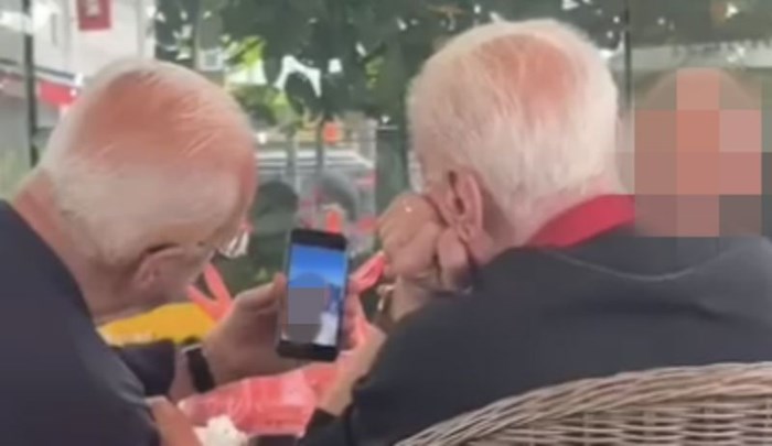 Gost kafića morao je snimiti čime su se zabavljali djedice za stolom do njega, video je teški hit