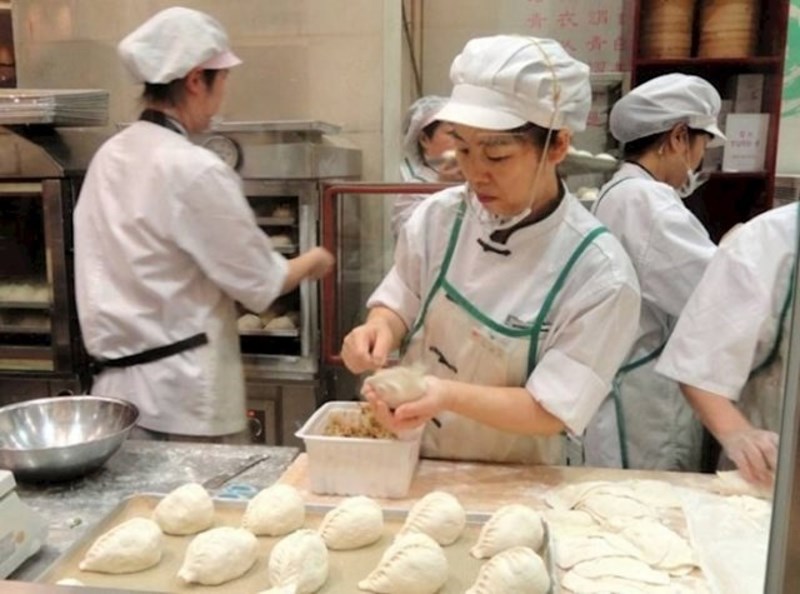 Šef svoje radnike često zamoli da preko vikenda obave nešto za njega. Ako nemaju vremena, moraju objasniti zašto te kakve planove imaju.