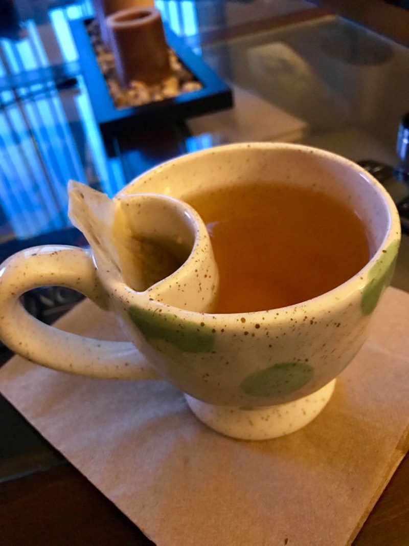 13. Šalica koja ima poseban odjeljak za vrećicu čaja