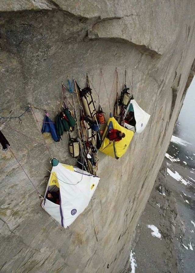 9. Viseći penjački kamp na stijeni