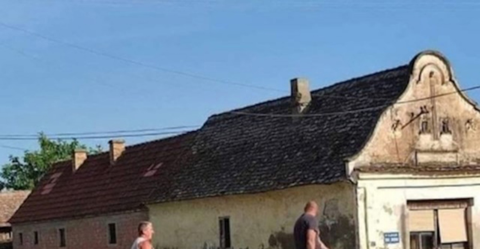 Fotka iz Vojvodine hit je na cijelom Balkanu, morate vidjeti kako ovi tipovi prevoze meso s ražnja