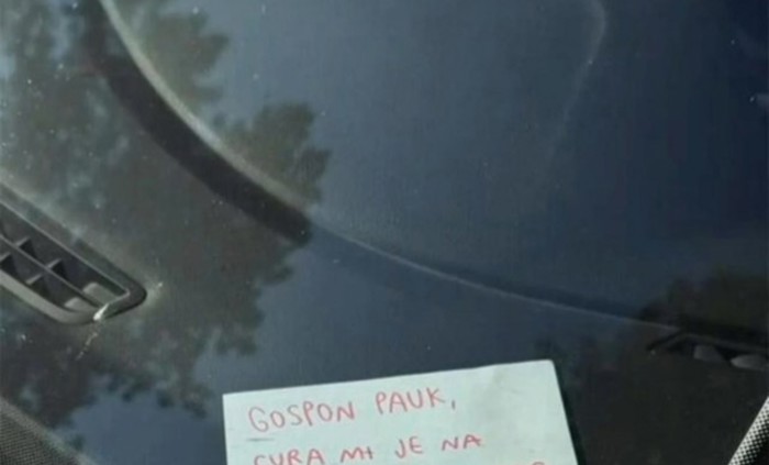 Mladić je nepropisno parkirao auto pa na njemu ostavio nesvakidašnju poruku, fotka je teški hit