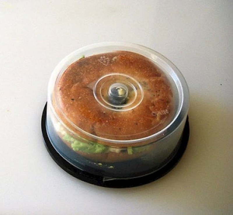 16. Tata je iskoristio staru kutijicu za CD-e kao kutijicu za pecivo