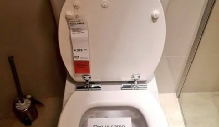 Natpis na izložbenom toaletu u poznatom salonu namještaja hit je u regiji, odmah ćete vidjeti zašto