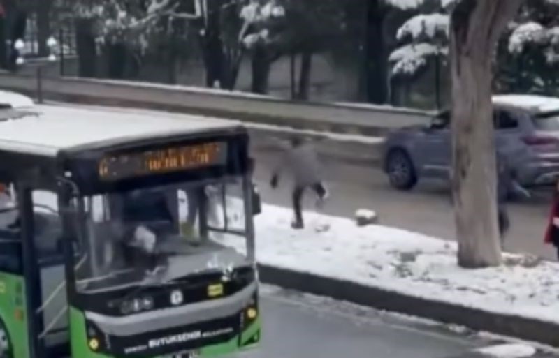 Djeca su grudama gađala autobus, iznenadna reakcija vozača izazvala je oduševljenje u cijeloj regiji
