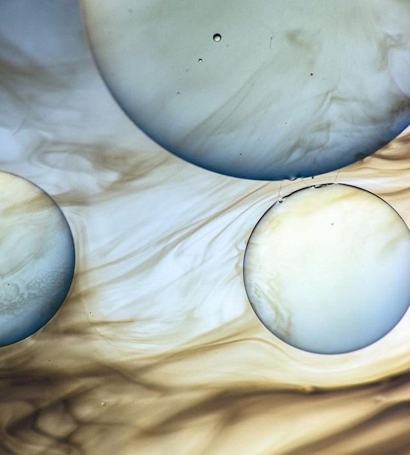 7. Ulje, voda i detrdžent na zagorenoj tavi izgledaju poput planeta