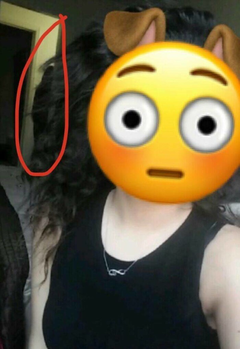 13. Živim sama i često se osjećam kao da je netko blizu mene te krajičkom oka tu i tamo vidim crnu siluetu. Napokon imam i dokaz!