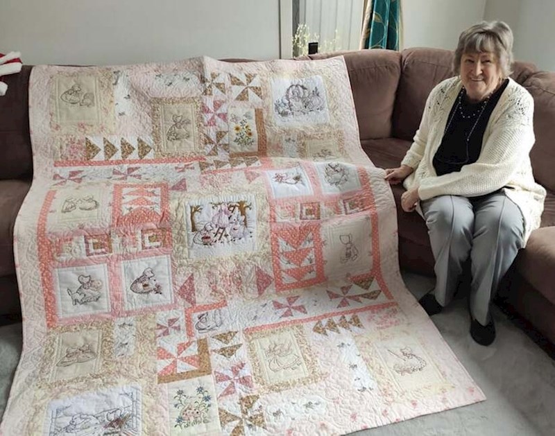 5. Moja izuzetno vitalna baka pokazuje poplun koji je napravila za moju sestru