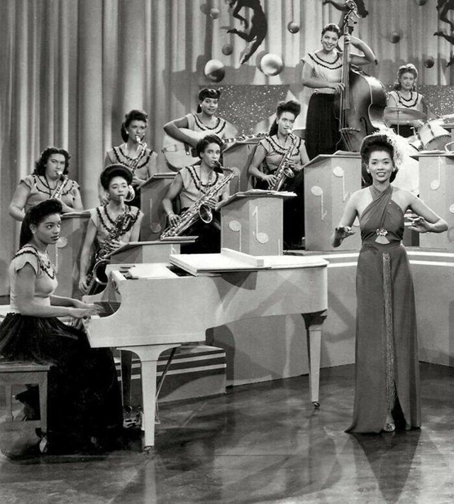 4. "The International Sweethearts Of Rhythm, pionirska samodjevojačka jazz-swing grupa, s voditeljicom Annom Mae Winburn, 1940-e"