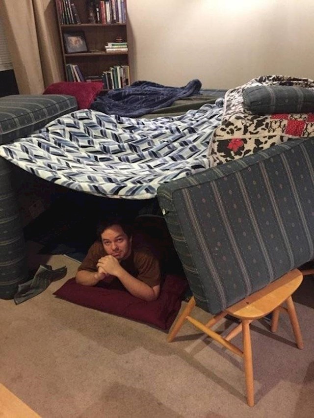 16. Moj brat trebao je mjesto za prespavati noćas pa smo mu izgradili kuću