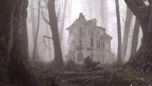 15. Jeziva napuštena kuća usred šume u Rusiji