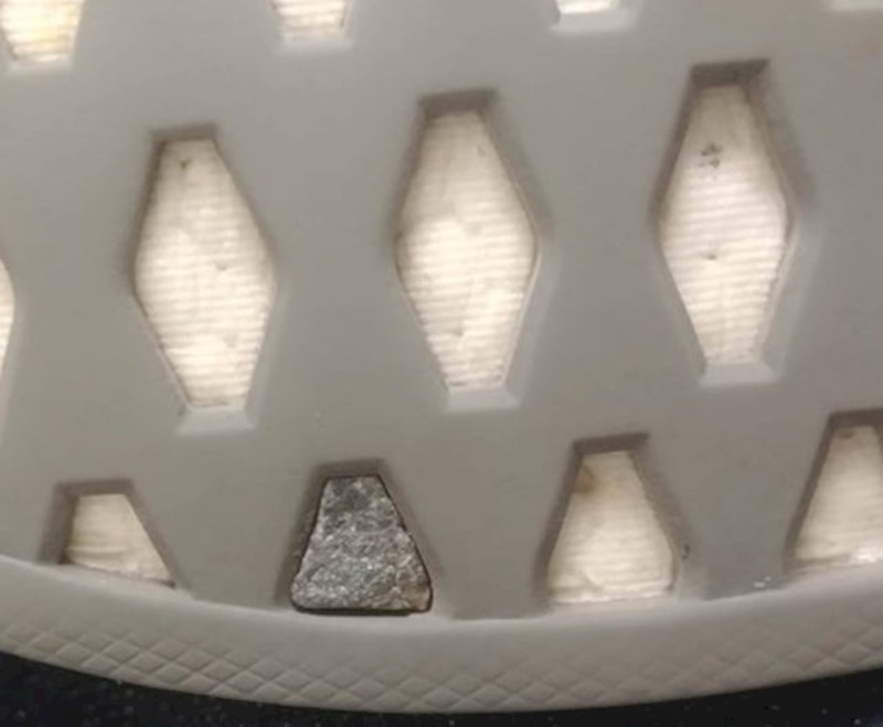 6. Kamen se savršeno uklopio u rupicu na džonu čizme