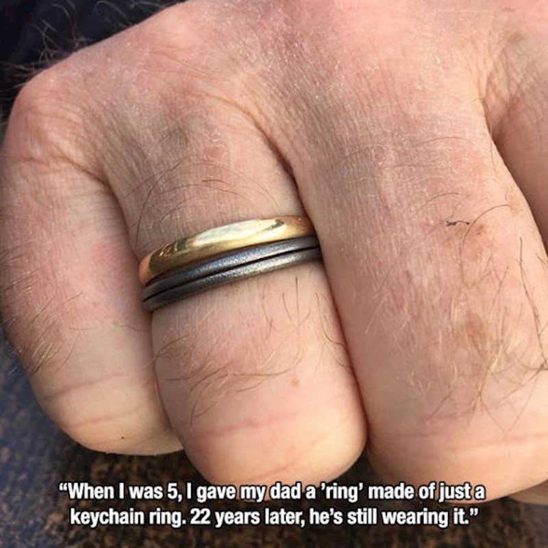 15. Kad sam bio mali poklonio sam tati "prsten" od privjeska za ključeve. 22 godine kasnije, još ga nosi!