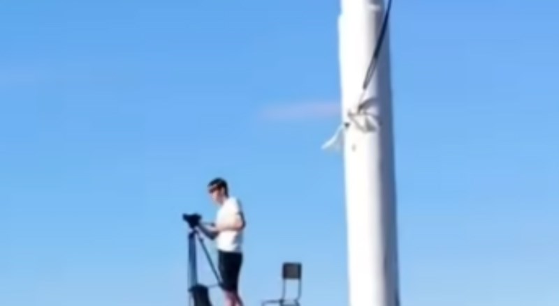 Snimka s tekme u Srbiji hit je u regiji, a sve zbog bizarne konstrukcije na kojoj stoji snimatelj