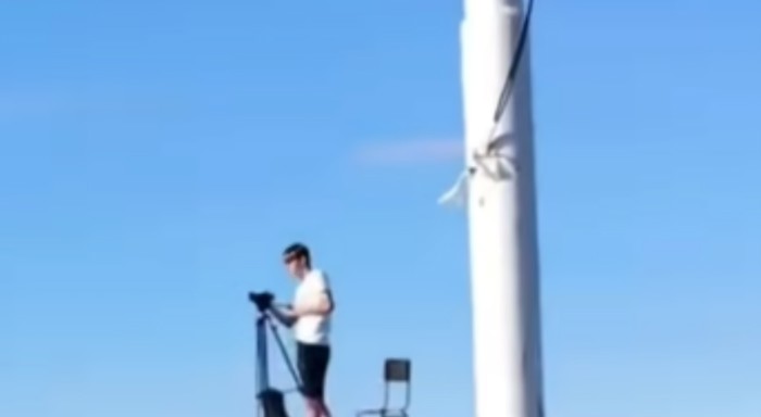 Snimka s tekme u Srbiji hit je u regiji, a sve zbog bizarne konstrukcije na kojoj stoji snimatelj