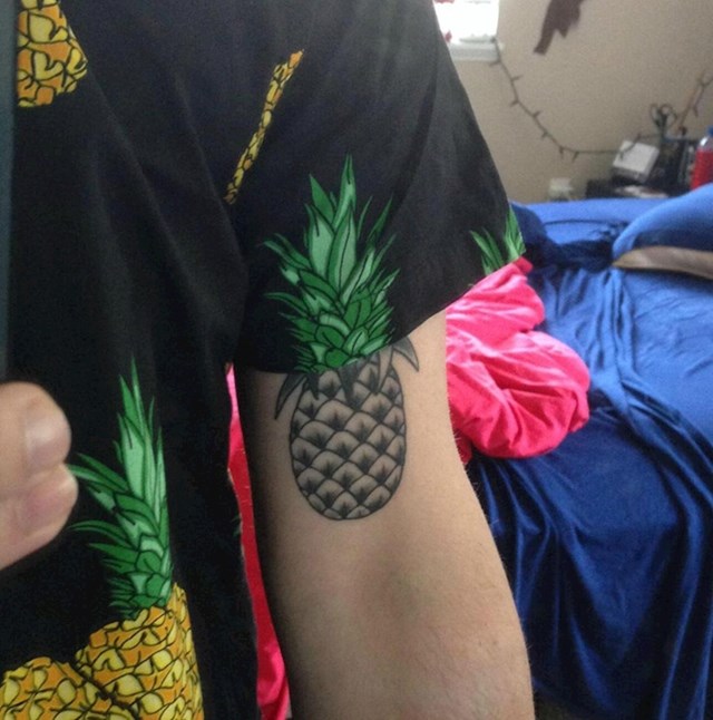 11. Tetovaža ananasa i uzorak na majici odlično pašu