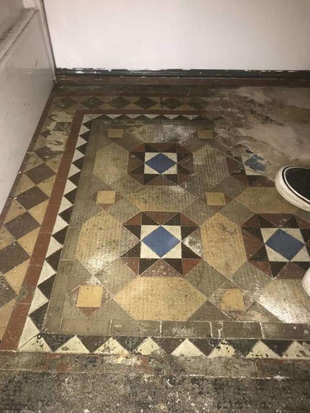 2. Pronašli smo originalne pločice iz viktorijanskog doba prilikom renovacije kuće