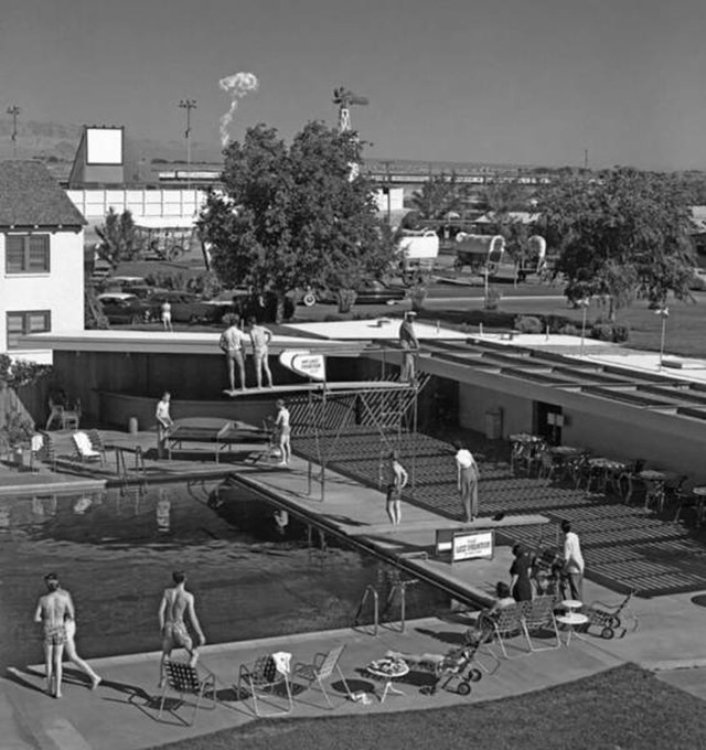 6. Plivači u hotelu u Las Vegasu gledaju oblak u obliku gljive nakon atomskog testa udaljenog stotinjak kilometara, 1955.