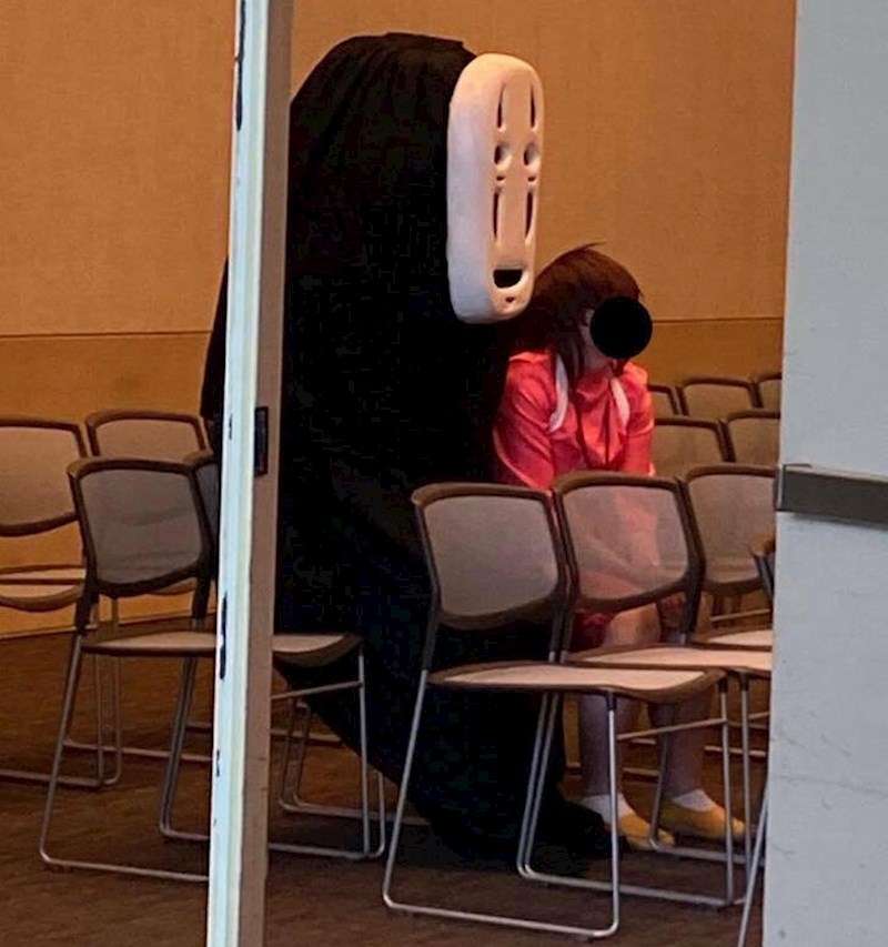 16. Poveo sam svoju stariju mamu na comic con. Pitala me zašto je čovjek obučen kao utičnica.