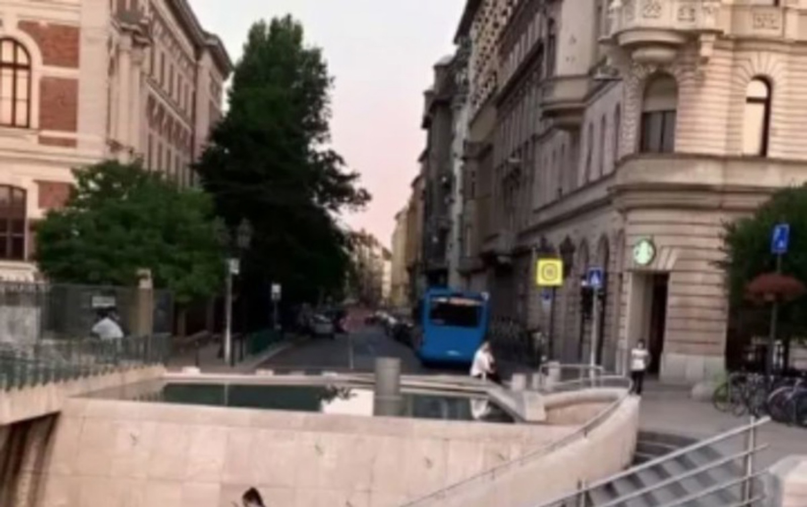 Prizor iz Budimpešte nasmijao internet, morate vidjeti gdje se tip odlučio rashladiti usred vrućina