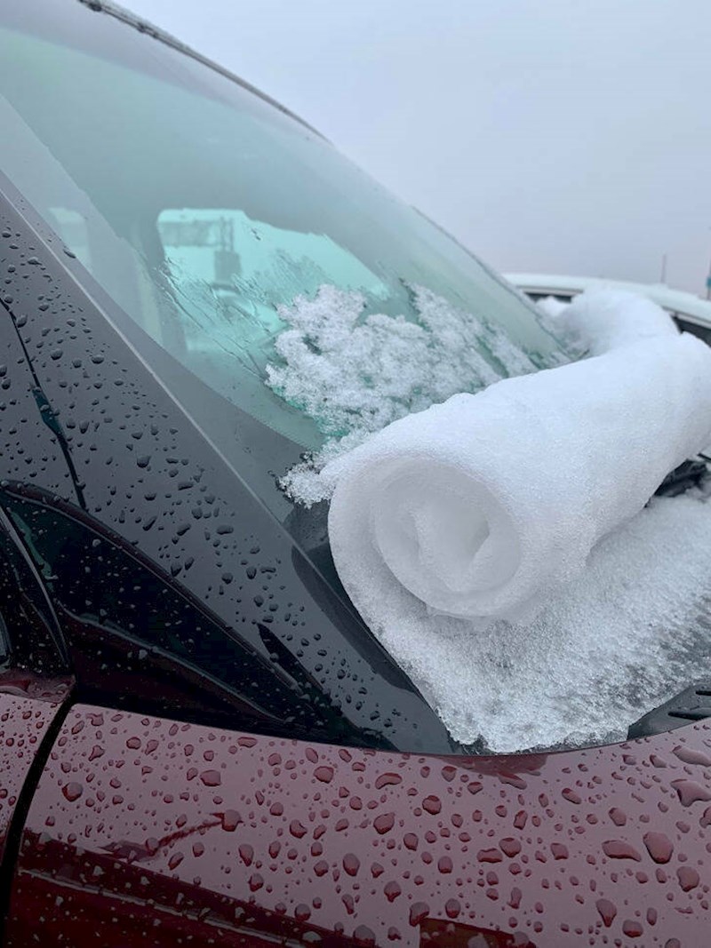 7. Snijeg se odmotao s vjetrobranskog stakla kao dekica