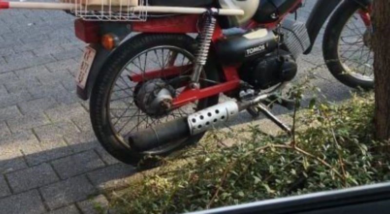 Netko je na motoru uočio zanimljiv detalj, morate vidjeti kako ga je vlasnik ukrasio za Noć Vještica