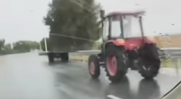 Traktoristu se otkačila prikolica, način na koji je spasio situaciju oduševio je društvene mreže