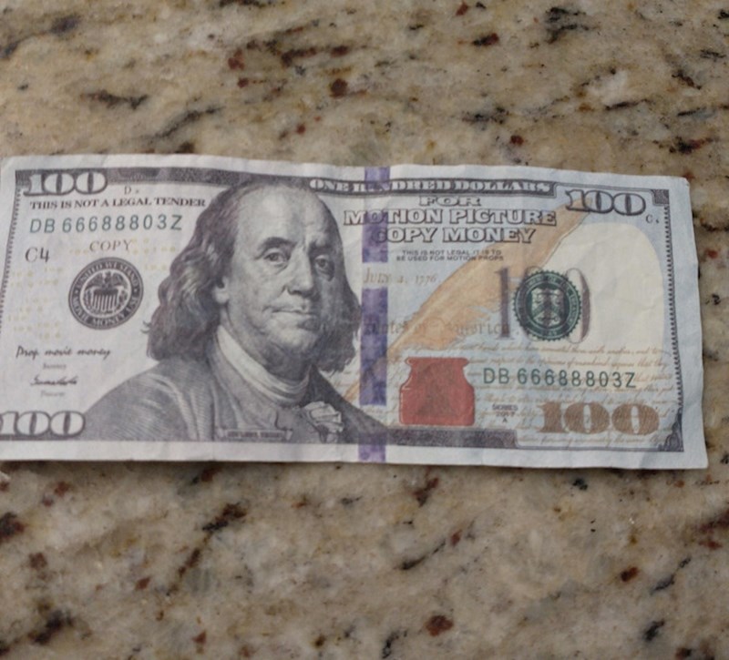 8. Mislio sam da sam toliki srećković da sam na podu pronašao 100 dolara. Na kraju sam skužio da je toj novac koji se koristi u filmovima.