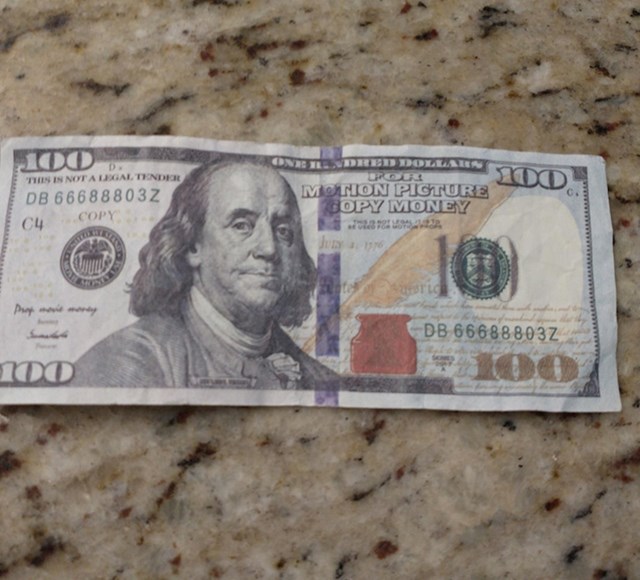 8. Mislio sam da sam toliki srećković da sam na podu pronašao 100 dolara. Na kraju sam skužio da je toj novac koji se koristi u filmovima.