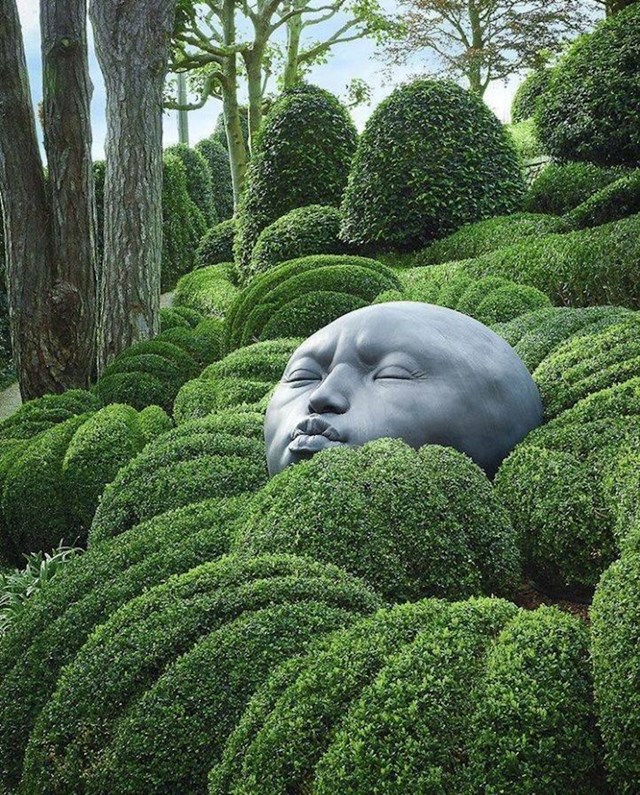 4. Skulptura glave u botaničkom vrtu u Francuskoj