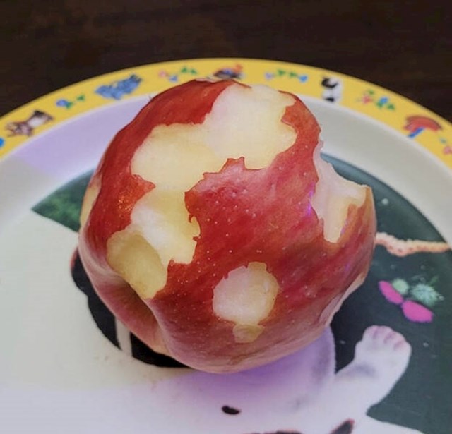 7. Ovako moj sin jede jabuku