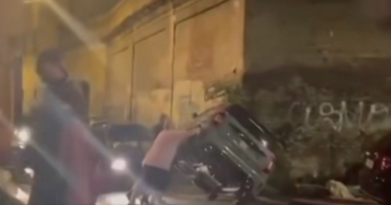 Tipovima je parkirani auto blokirao prolaz, njihovo rješenje problema oduševilo je ljude na Fejsu