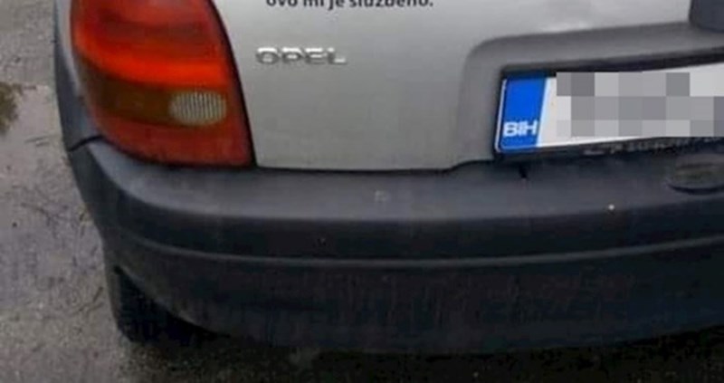 Bosanac je na auto zalijepio natpis koji je nasmijao prolaznike, evo što je pisalo