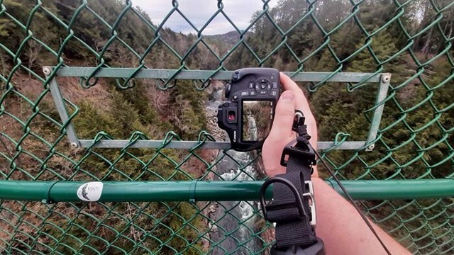 18. Rupa za fotoaparate u ogradi