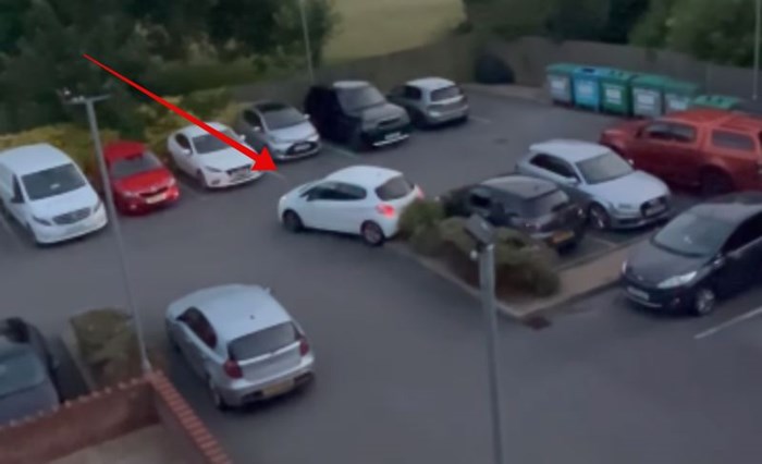 Nespretni vozač napravio je totalni kaos na izlasku s parkinga, snimka je odmah postala viralna