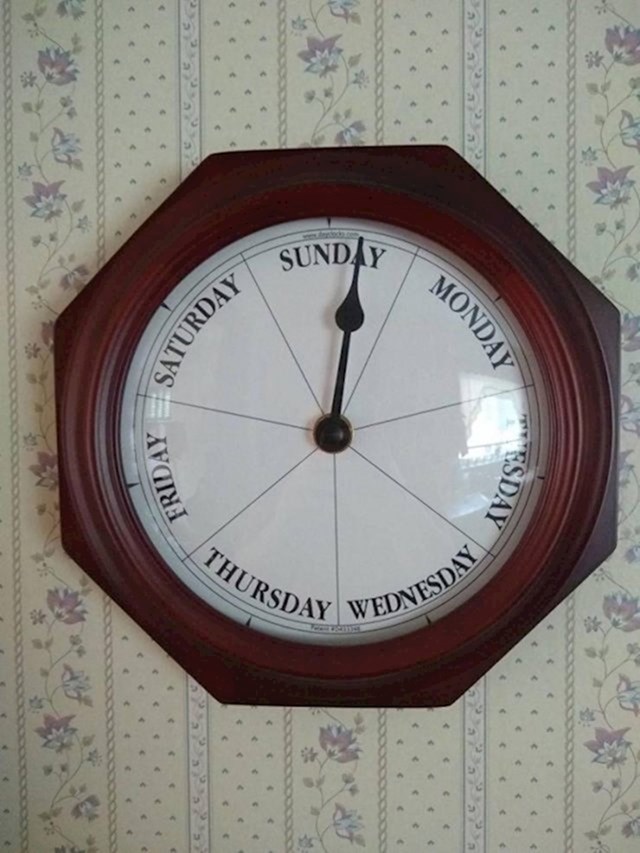 3. Moja baka ima sat koji pokazuje dane u tjednu