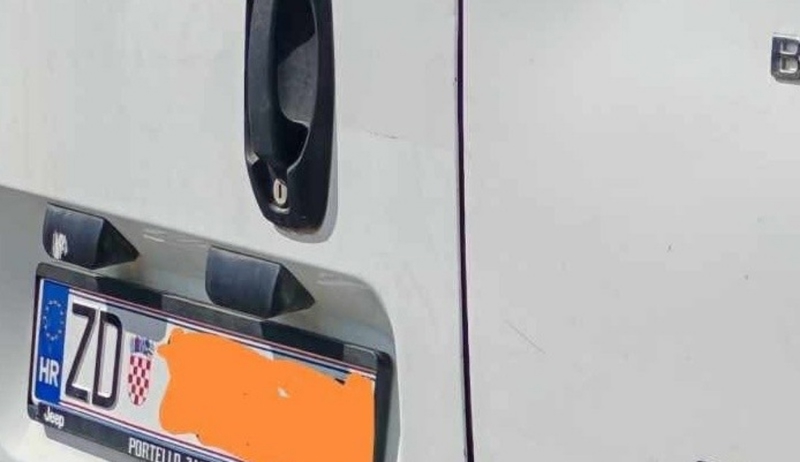 Zadranin je na kombi zalijepio urnebesnu poruku za druge vozače, fotka je hit u cijeloj zemlji