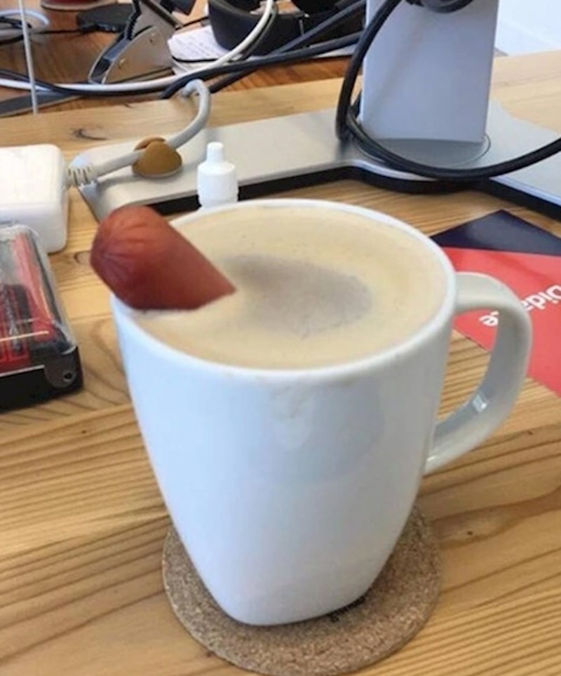 1. Nije imao žličicu pri ruci pa je kavu promiješao hrenovkom