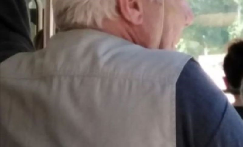 Netko je u autobusu fotkao tipa koji je glavu zaštitio nečim urnebesnim, morate vidjeti