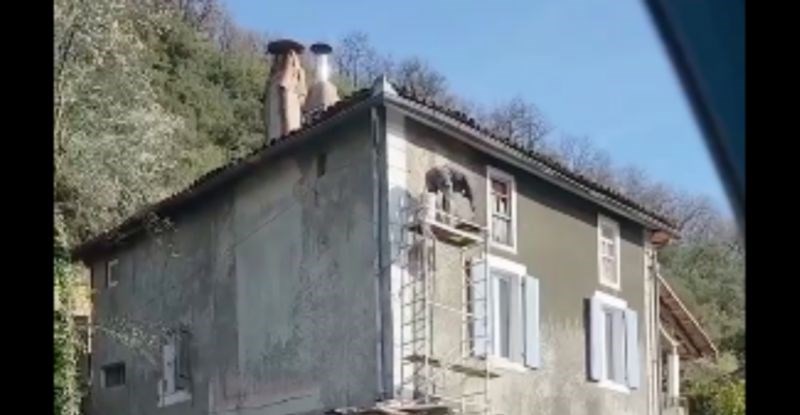 Građevinski radovi na ovoj kući privukli su pažnju prolaznika, a sve zbog ekstremno bizarne skele