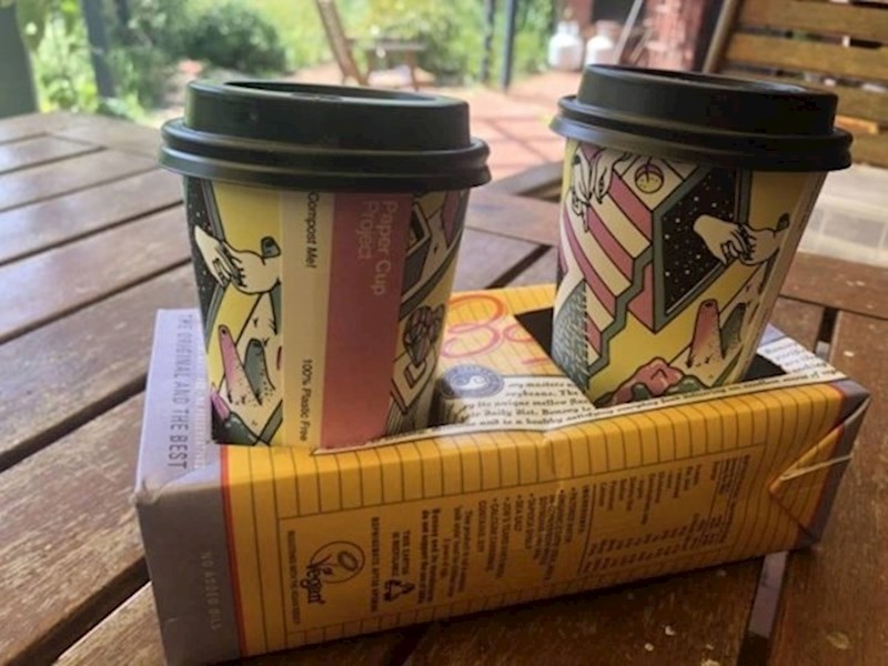 "Lokalni kafić koristi stari tetrapak kao držač čaša za ljude koji kavu naruče za van."
