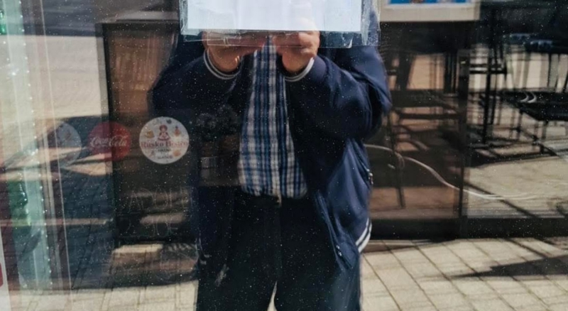 Prolaznik je na jednom lokalu primijetio bizaran natpis, fotka je odmah postala hit