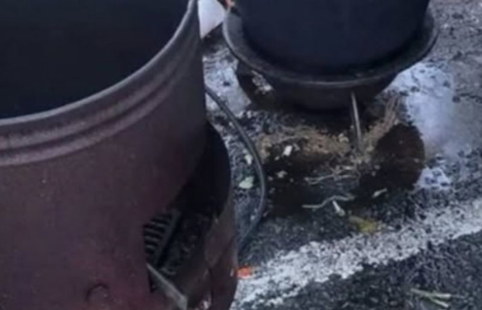 Cestovni radnici kuhali su ručak na terenu, fotka je hit zbog onoga čime su poklopili lonac