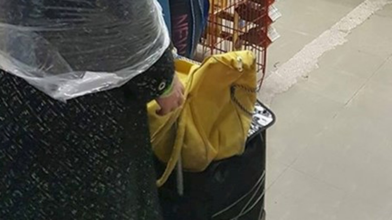 Žena iz Dalmacije nasmijala je cijelu zemlju, morate vidjeti kako je ušla u dućan za vrijeme kiše